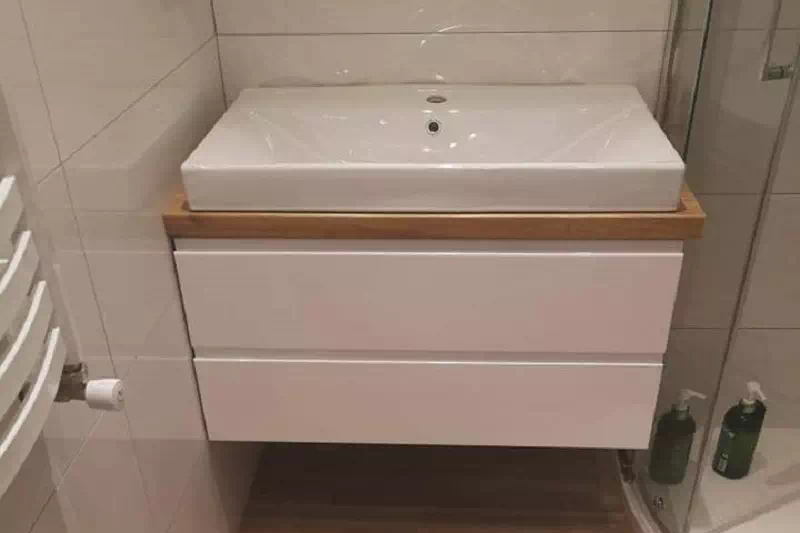 biała szafka łazienkowa