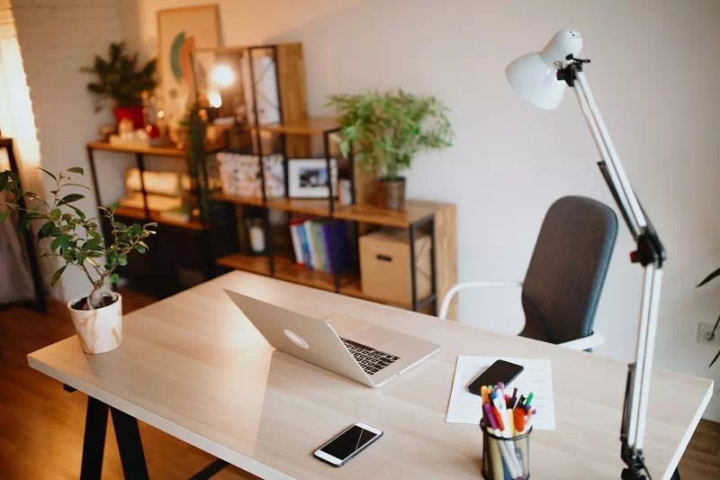 lampka i laptop na biurku